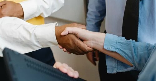 People dressed in business attire shaking hands