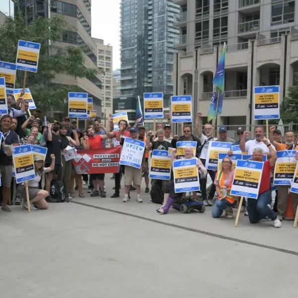 OPSEU Local 546 members demonstrating