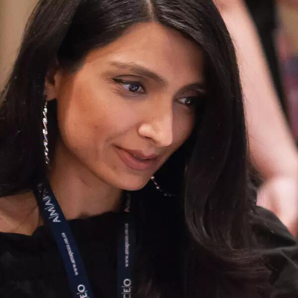 Two AMAPCEO members focussed on a laptop